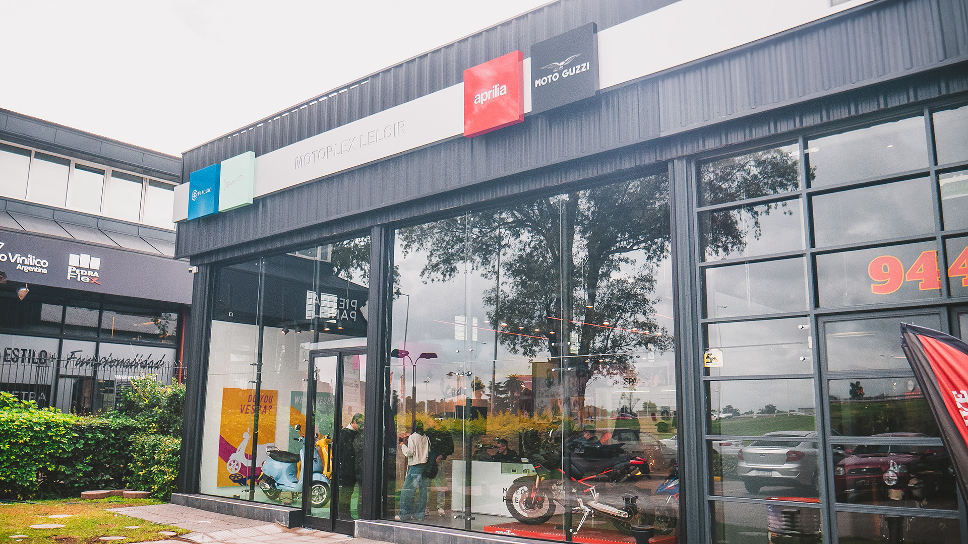 Motoplex Leloir showroom exterior — Aprilia, Vespa & Moto Guzzi